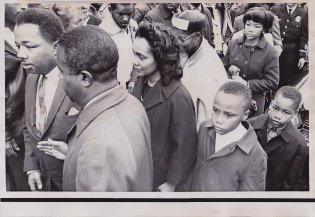 CORETTA SCOTT KING FAMILY AT MLK FUNERAL * CIVIL RIGHTS VINTAGE 1968 photo