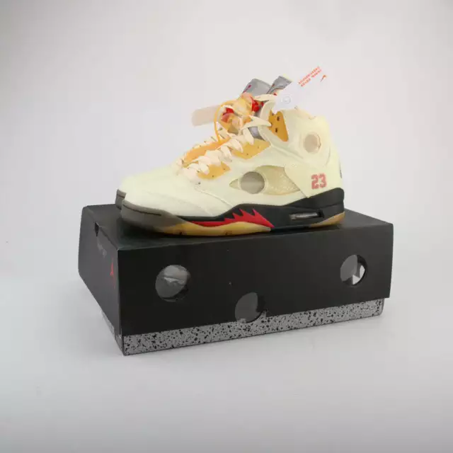 OFF-WHITE x Air Jordan 5 “Sail”  n 40-47.5