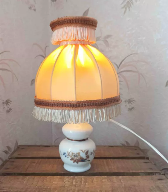 Petite lampe ancienne porcelaine blanche décor fleuri et un abat jour à franges
