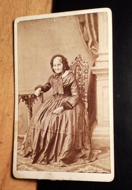 sitzende alte Frau in Reifrock & Haube - ca. 1860er Jahre CDV Schildknecht Fürth