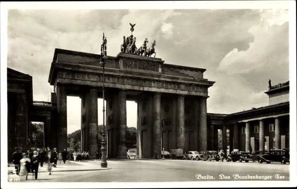 Ak Berlin Mitte, Blick auf das Brandenburger Tor, Pariser Platz - 3556155