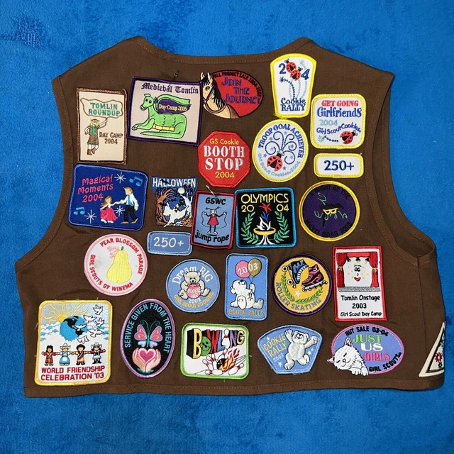 VINTAGE GIRL SCOUT Brownie Vest Uniform, 42 Patches & 3 Pins Size