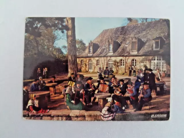 Carte Postale Folklorique " Les Pastourelles Du Bas Limousin"