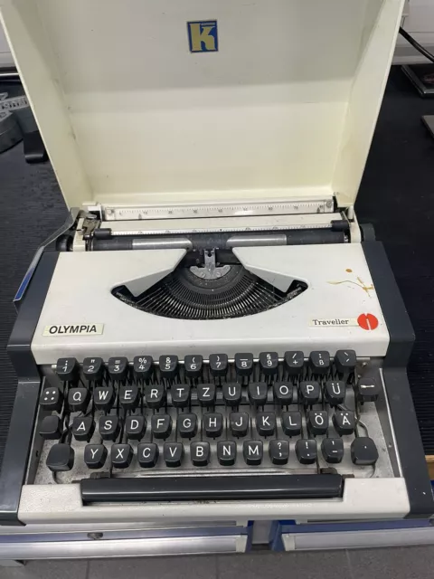 alte Olympia Traveller Schreibmaschine Reiseschreibmaschine im Koffer