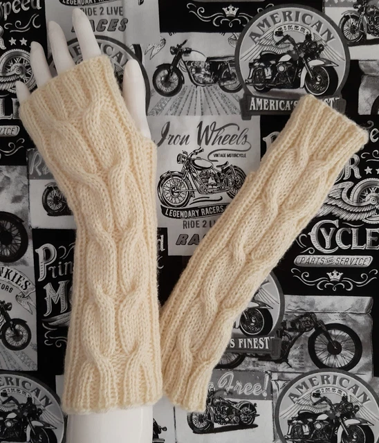 Armstulpen Pulswärmer mit Daumenloch handgestrickt Creme Zopfmuster 25 cm lang