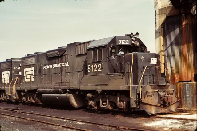 Penn Central (PC) - GP38-2 - #8122 - Original 35mm Slide