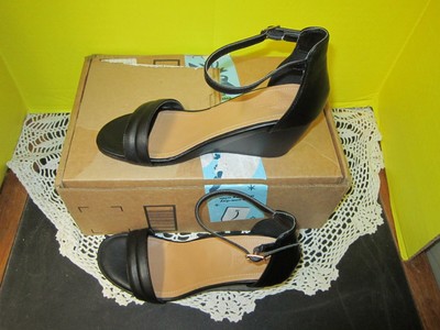 KENNETH COLE REACTION Cake Icing Womens 
