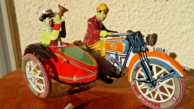 NOREV ECHELLE 1/86 . Petit GARAGE en tôle avec ses deux voitures. RARE