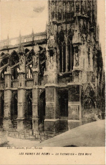 CPA MILITAIRE Les Ruines de Reims-La Cathédrale (315800)