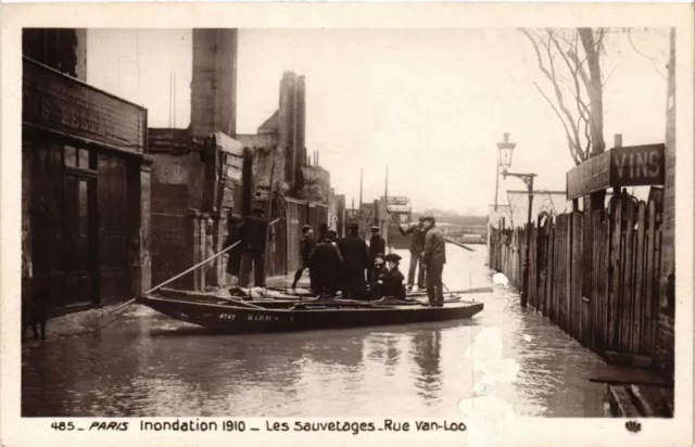 CPA PARIS Inondations 1910 Rue Van Loo Sauvetage (579211)