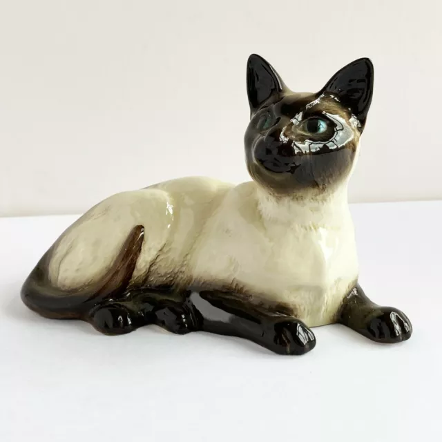 Beswick Siamese Cat Lying Facing Right, gloss - model 1559 2