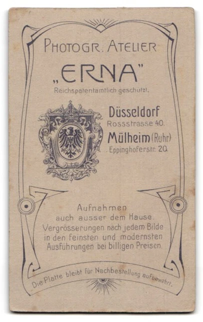 Fotografie Atelier Erna, Düsseldorf, Baby im weißen Nachthemd CDV /Kabinett-Foto 2