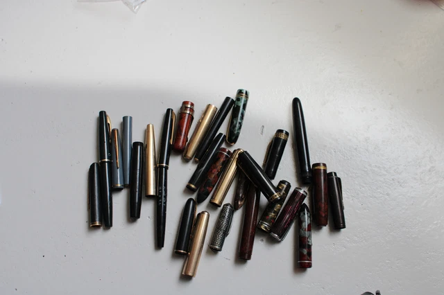 At Auction: Lot de 4 stylos plume et 1 stylo bille Pelikan. Usures d