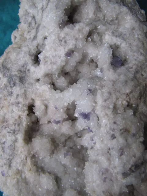Bergkristall Druse Geode mit violetten Fluorit 18 x 14 x 8 cm 1900 Gramm