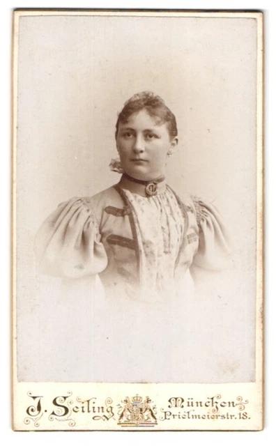 Fotografie J. Seiling, München, Prielmayerstr. 18, Junge Dame im Kleid mit Krag