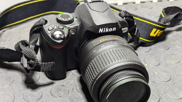 Nikon D60 10MP DIGITAL SLR CAMERA w 18-55mm LENS & BATTERY