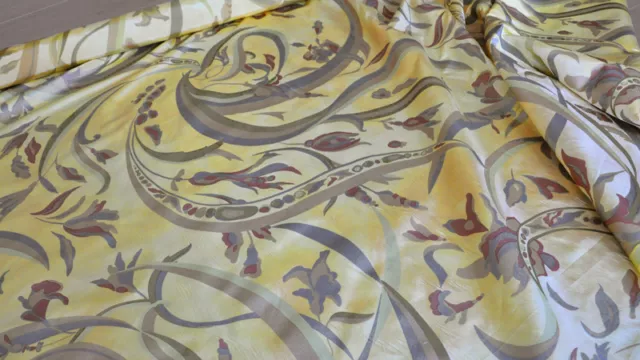 Scampoli di Tessuto in Taffetas dorato con stampa ornamentale fiorata (ztre)