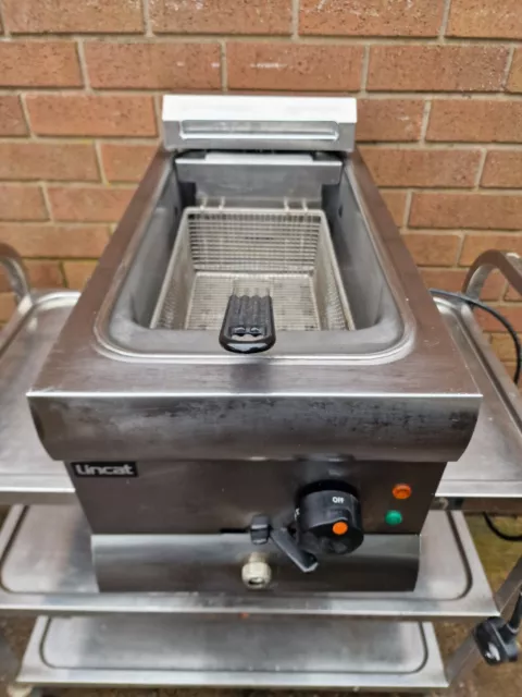 Lincat Df33 Countertop Fryer, Single Tank 240V, 13 Amp, 3Kw, £245+Vat