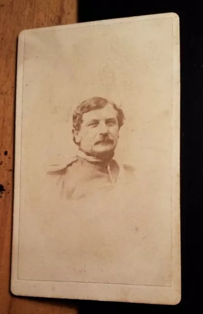 Soldat Offizier in Uniform mit Epauletten ca. 1870er CDV Ch. Schildknecht Fürth