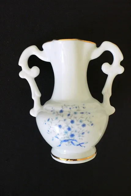 Kleine alte Vase Limoges Authentique Lys Royal 11,5 cm h weiß mit blauen Blumen