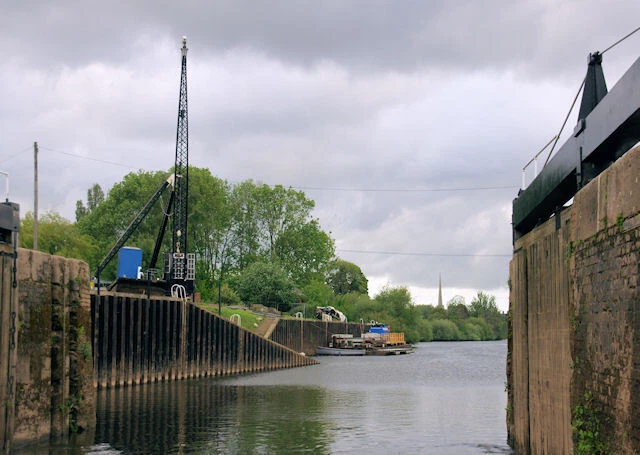 Photo 6x4 Leaving Diglis River Locks Worcester Heading up out of Diglis r c2009