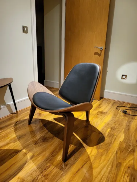 Mid century modern lounge chair_ Shell shape design