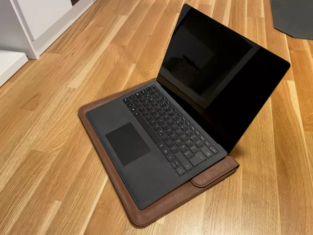 Microsoft Surface Laptop 2 Neuwertig mit Tasche [Intel i5, 8GB RAM, 256GB SSD]