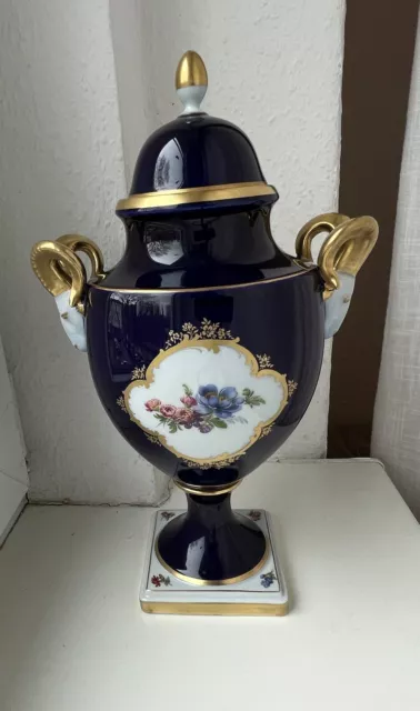 Prunkvase mit Deckel Ak Kaiser Menuett Loh Porzellanvase Top Zustand 32 cm hoch