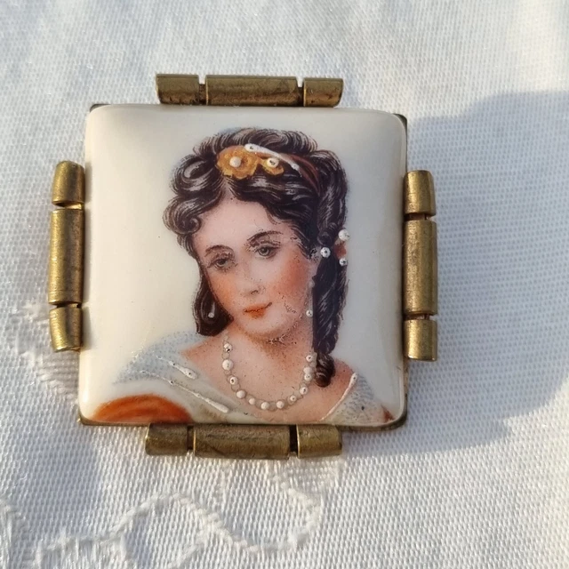 Broche Ancienne En Porcelaine De Limoges – Portrait De Femme, Vintage