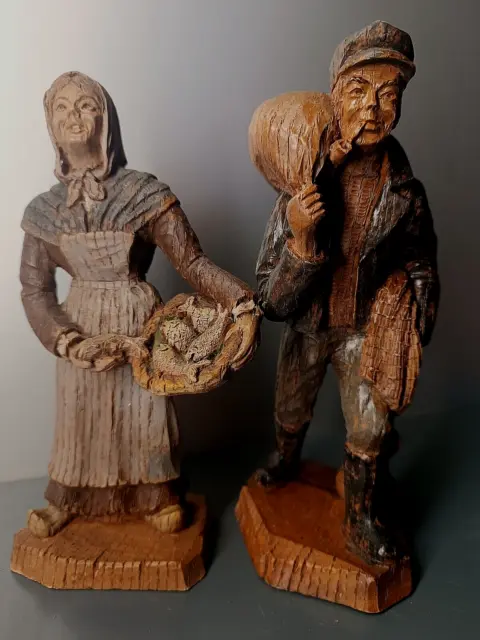 Couple de statuette en résine ,imitation bois , décoré à la main.