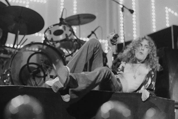 SINGER ROBERT PLANT On Stage With Led Zeppelin London 1975 MUSIC OLD