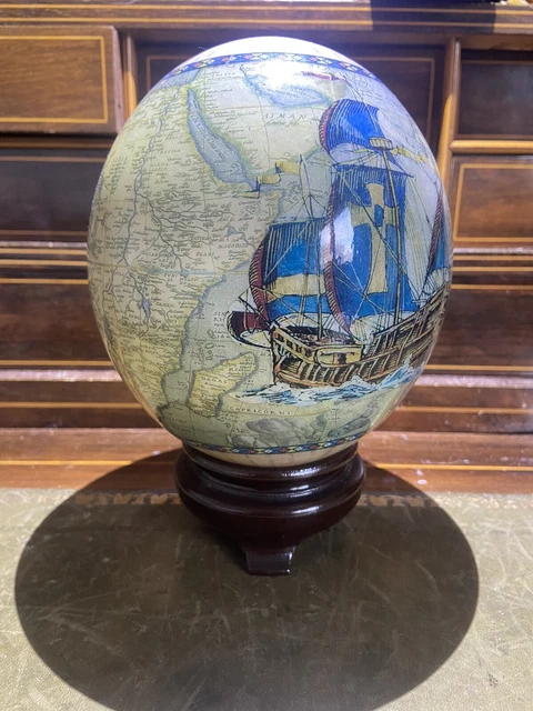 Oeuf d'autruche décoré d'une carte du Monde - coquille