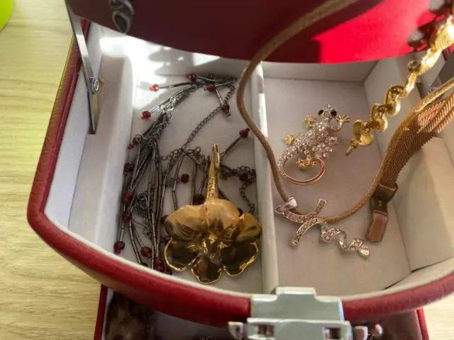 LOT DE BIJOUX FANTAISIE ( colliers,bagues,..) DANS SON COFFRET 3