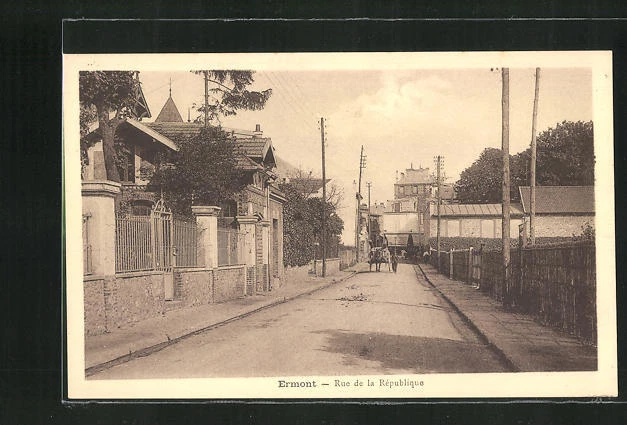 CPA Ermont, Rue de la Republique, vue de la rue avec attelage à cheval