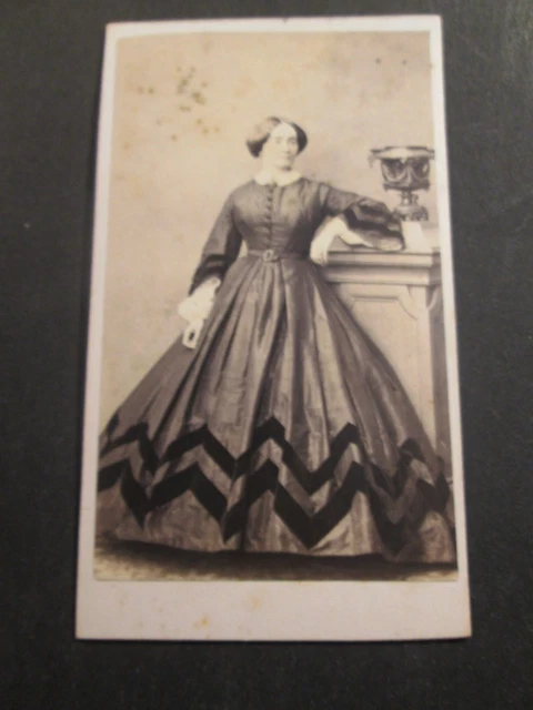 Berlin, Très grosse femme en robe à crinoline, circa 1865 by Photographie origin