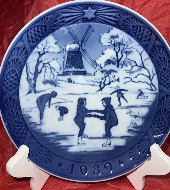 Royal Copenhagen Christmas Plate JULE AFTER  1989