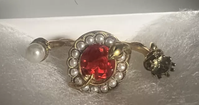 Alexander Mcqueen Ring snakes. Gold metal, pearls red stone. defect Alexander Mcqueen Ring snakes. Gold metal, pearls red stone. defect