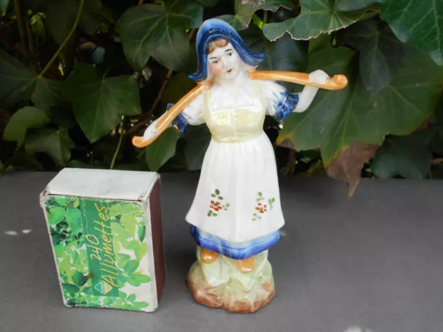 Ancien sujet en biscuit polychrome représentant la porteuse d'eau, hauteur 16 cm