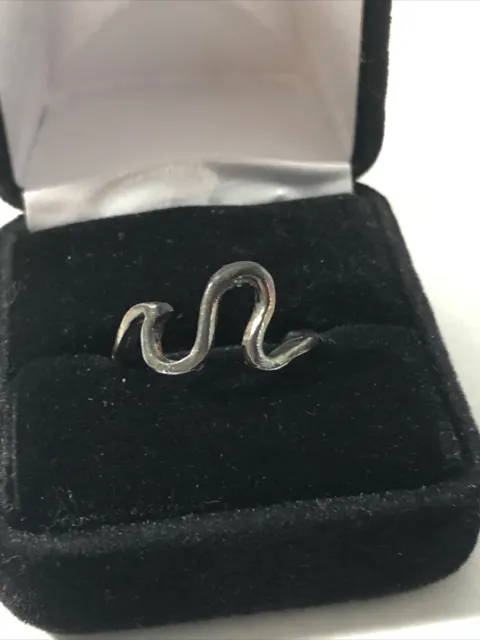 Women’s Vintage Sz. 6 Silver Tone Ring. Fashion Jewelry Ring. Wave Design.