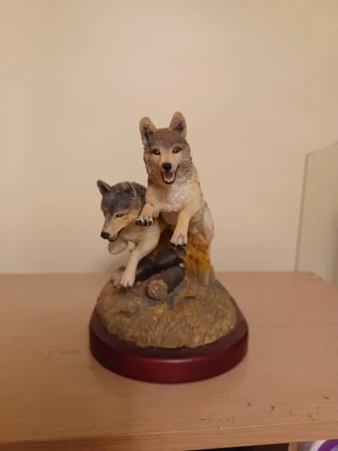 Small Dual Wolf Resine Figurine 9"x7"