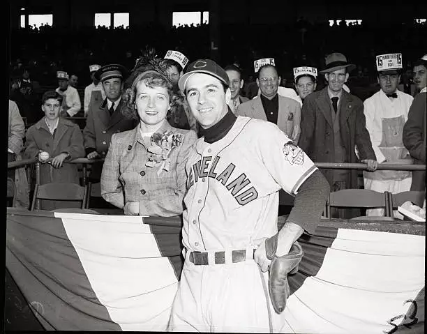 LOU BOUDREAU OF Cleveland Indians Posing With Wife 1948 OLD BASEBALL ...