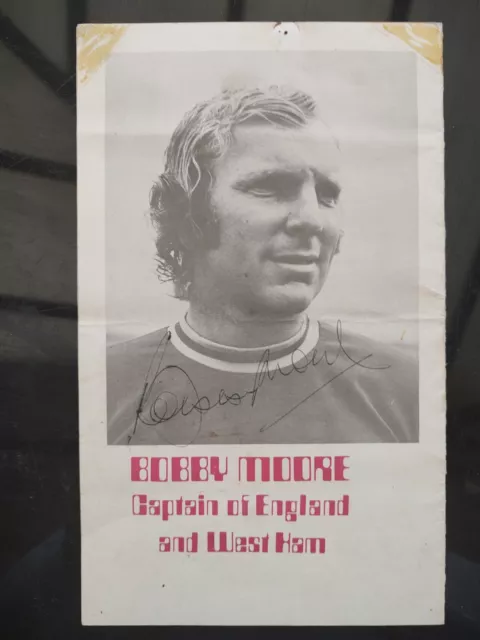 Bobby Moore: 1972 signed Greyhound Racing card . Good clear autograph. Nice item