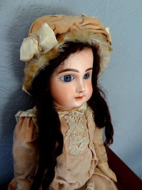 Poupée Ancienne Petit Chaperon Rouge - Tête Porcelaine Biscuit, Bouche Fermée, 7cm