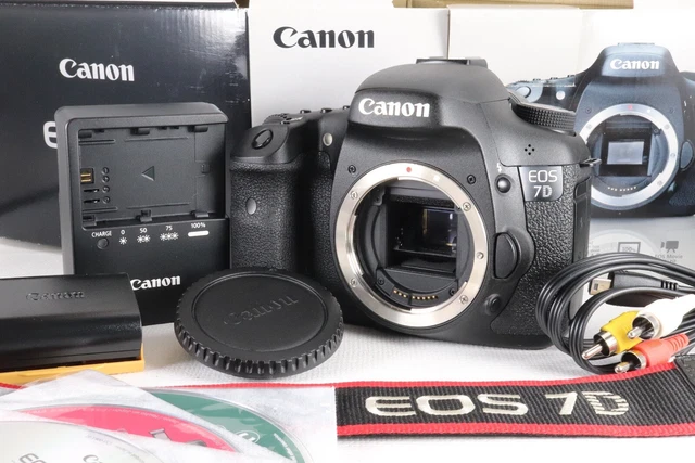 Canon EOS 7D Near Mint only 3K Shot shutter wear 2% Battery  Original Box  Japan