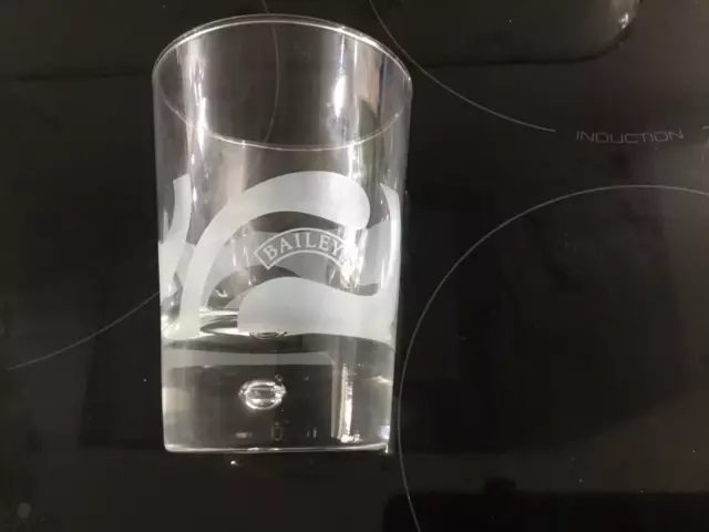 Bailey's schwerer Glasbecher geätzter Wirbel Design und Designer Blase an Basis