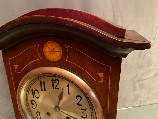 Horloge pendule milieu XXe en acajou noyer à décor marqueté signé Kienzle 11