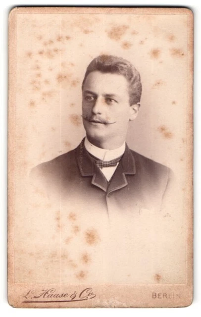 Fotografie L. Haase & Comp., Berlin, Portrait eleganter Mann mit Schnurrbart