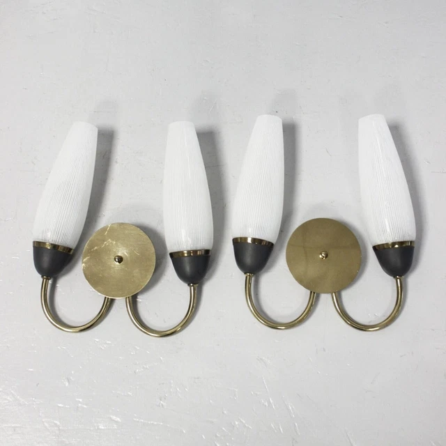 Coppia di applique vintage in ottone dorato e opalino, design anni '50 in...