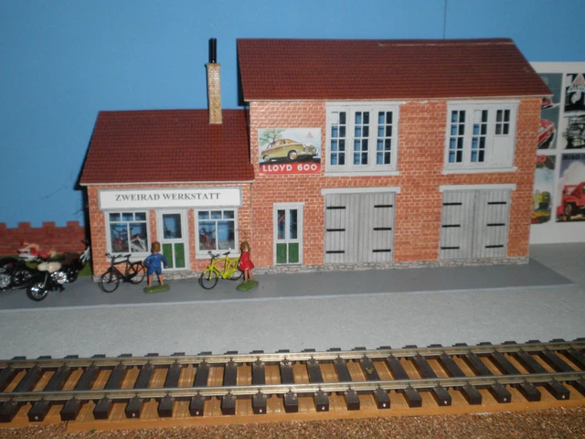 Spur 0 Zweiradwerkstatt, Gebäudehintergrund