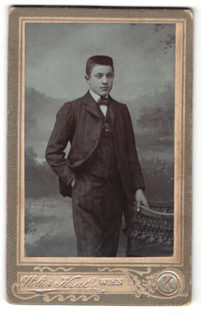 Fotografie Atelier Kral, Wien, Portrait junger bürgerlicher Herr mit Fliege im